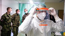 V nemocnice v Havlíkov Brod u nkolik dní pomáhají vojáci. Nov by práv oni mli s testovacími týmy vyráet do kol a kolských zaízení, kde se objeví ohnisko nákazy.