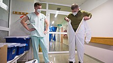 V nemocnice v Havlíkov Brod u nkolik dní pomáhají vojáci. Nov by práv oni mli s testovacími týmy vyráet do kol a kolských zaízení, kde se objeví ohnisko nákazy.