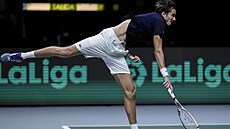 Ruský tenista Daniil Medveděv podává v duelu se Španělem Pablem Carreňem. Ruský tenista Daniil Medveděv podává v duelu se Španělem Pablem Carreňem.