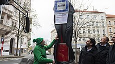 Zdenk Svrák a starosta Prahy 3 Jií Ptáek odhalili autobusovou zastávku U...