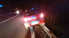 Červena Dacia zůstala zaseknutá ve svodidlech. Červena Dacia zůstala zaseknutá ve svodidlech.