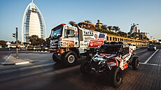 Buggyra se chystá na Dakar. Buggyna Can-Am a dva kamiony Tatra v ulicích Dubaje Buggyra se chystá na Dakar. Buggyna Can-Am a dva kamiony Tatra v ulicích Dubaje