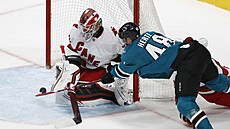 Tomáš Hertl ze San Jose útočí na bránu Caroliny, kterou hájí Antti Raanta. Tomáš Hertl ze San Jose útočí na bránu Caroliny, kterou hájí Antti Raanta.