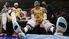 Carmelo Anthony (vlevo) a Russell Westbrook na lavičce Los Angeles Lakers Carmelo Anthony (vlevo) a Russell Westbrook na lavičce Los Angeles Lakers