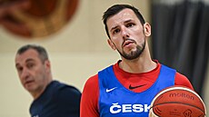 Jakub Šiřina na tréninku české reprezentace, v pozadí kouč Ronen Ginzburg Jakub Šiřina na tréninku české reprezentace, v pozadí kouč Ronen Ginzburg