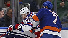 Filip Chytil (vlevo) z New York Rangers dostává ránu od Granta Huttona z New... Filip Chytil (vlevo) z New York Rangers dostává ránu od Granta Huttona z New...