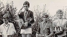 Augustin ák (zcela vpravo) hrál coby kluk výborn také tenis. Na jednom...