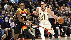 Tomáš Satoranský z New Orleans u míče, brání ho Trent Forrest z Utahu. Tomáš Satoranský z New Orleans u míče, brání ho Trent Forrest z Utahu.