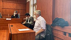 Strojvůdce Jaroslav Krotký u Okresního soudu v Domažlicích. Za loňskou srážku... Strojvůdce Jaroslav Krotký u Okresního soudu v Domažlicích. Za loňskou srážku...
