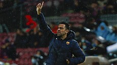 Barcelonský trenér Xavi gestikuluje při utkání Ligy mistrů s Benfikou Lisabon. Barcelonský trenér Xavi gestikuluje při utkání Ligy mistrů s Benfikou Lisabon.