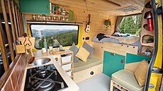 V dodávce vznikla obývací část, manželská postel, kuchyňský koutek a venkovní... V dodávce vznikla obývací část, manželská postel, kuchyňský koutek a venkovní...