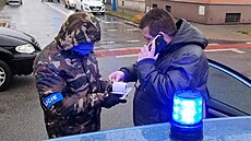 Policisté na Břeclavsku zadrželi 26 migrantů ve dvou autech. Policisté na Břeclavsku zadrželi 26 migrantů ve dvou autech.