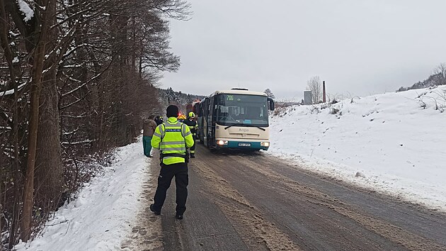 Na Chrudimsku havaroval autobus se čtyřiadvaceti dětmi.