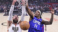 Jonas Valančiunas (vlevo) z New Orleans se snaží prosadit přes bránícího... Jonas Valančiunas (vlevo) z New Orleans se snaží prosadit přes bránícího...