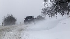 Sníh a vítr zkomplikoval dopravu v kraji. Snímek je ze silnice u Oselc na...