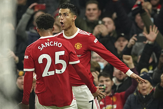 Cristiano Ronaldo (vpravo) a Jadon Sancho oslavují gól Manchesteru United.