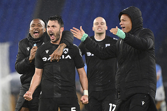 Tolgay Arslan (druhý zleva) oslavuje svj gól do sít Lazia. Udinese díky nmu...