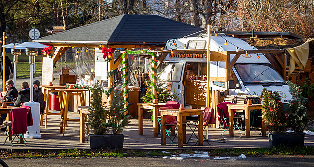 Kavárna Coffee on the Go stojí na Sokolském ostrov u devné lávky, která...