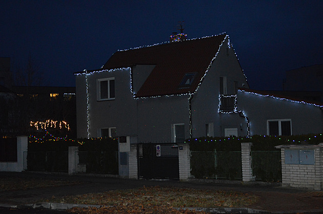 <p>Nejen oficiální venkovní vánoční stromy připomínají letošní adventní čas, ale i některé domy jsou ozdobeny slavnostním osvětlením.</p>