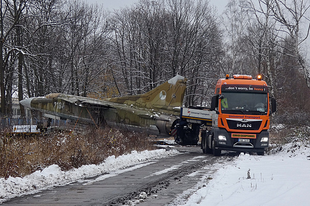 <p>V sobotu 4. prosince 2021 se dala po devatenácti letech stání v areálu LOM Praha v pražských Malešicích opět do pohybu nadzvuková stíhačka MiG-23MF. Letoun byl přepraven do svého nového domova - do Leteckého muzea v Kunovicích.</p>