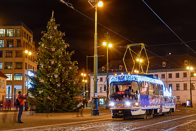 <p>Další fotka vánoční tramvaje do soutěže.</p>
