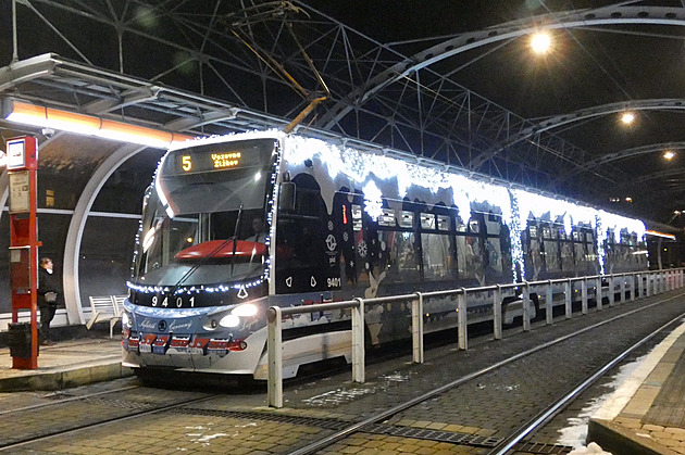 <p>Vánoční tramvaj 15T (9401) dnes jezdí na lince číslo 5.
Sídliště Barrandov, Praha 5.</p>