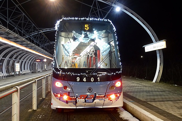 <p>Vánoční tramvaj 15T (9401) dnes jezdí na lince číslo 5.
Sídliště Barrandov, Praha 5.</p>