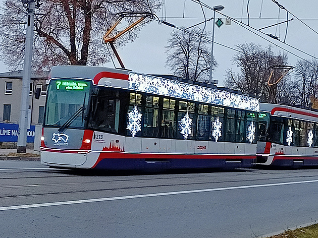 <p>Vánočně vyzdobená tramvaj v Olomouci.</p>