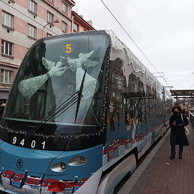 <p>Při čekání na tramvaj projížděla vánoční tramvaj číslo 5 .Moc pěkně nazdobená a pěkný andílky měla v zadním vagónů.</p>