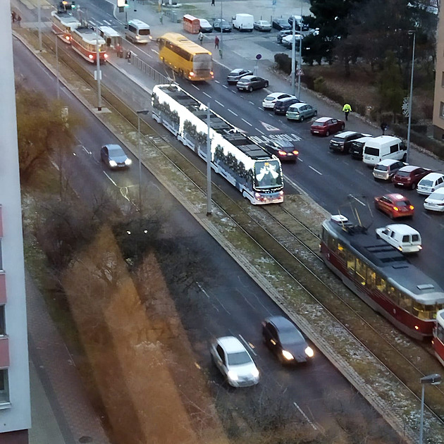 <p>Vánoční tramvaj na Evropské</p>