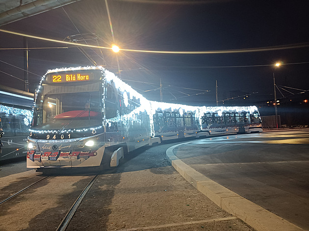 <p>Pražská vánoční tramvaj číslo 9401, která byla vypravena na linku 22.</p>