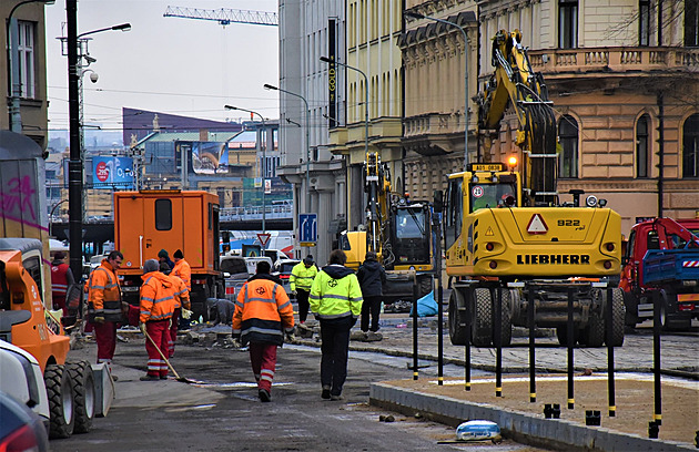 <p>„Chodník v Opletalově ulici je v souvislosti s prováděnou opravou tramvajové tratě plný dopravních značek. Objevil se zde také improvizovaný přechod pro chodce, v současné době již značně poničený,“ píše čtenář David Sedlecký.</p>