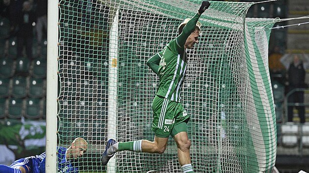 David Puškáč z Bohemians se raduje z gólu, vlevo brankář Karviné Petr Bolek. David Puškáč z Bohemians se raduje z gólu, vlevo brankář Karviné Petr Bolek.