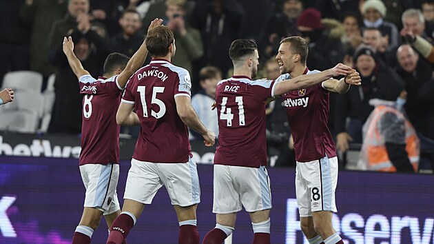 Fotbalisté West Hamu slaví gól Tomáše Součka (vpravo). Fotbalisté West Hamu slaví gól Tomáše Součka (vpravo).