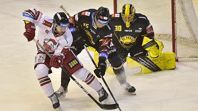 Utkání 29. kola hokejové extraligy: HC Verva Litvínov - HC Olomouc. Útočník... Utkání 29. kola hokejové extraligy: HC Verva Litvínov - HC Olomouc. Útočník...