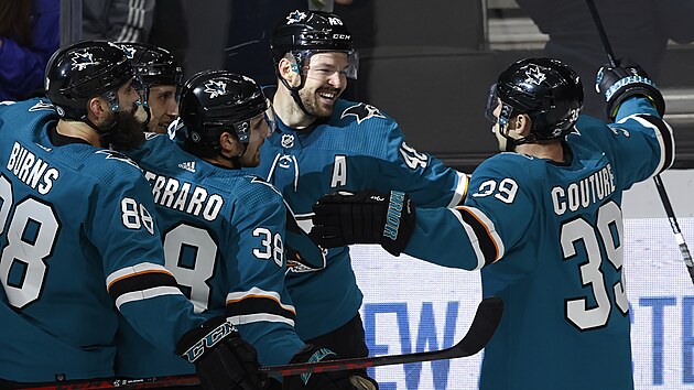 Tomáš Hertl slaví se spoluhráči. Tomáš Hertl slaví se spoluhráči.