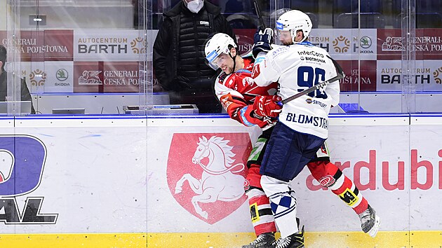 Patrik Poulíček (vlevo) z Pardubic a Ludwig Blomstrand z Plzně bojují u... Patrik Poulíček (vlevo) z Pardubic a Ludwig Blomstrand z Plzně bojují u...