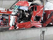 Na D35 u olomouckého nákupního centra Olympie narazilo nákladní auto do pilíře... Na D35 u olomouckého nákupního centra Olympie narazilo nákladní auto do pilíře...