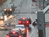 Chodec zůstal po nehodě ležet na silnici. Chodec zůstal po nehodě ležet na silnici.