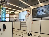 Asistentka laboratoře mluví s profesorem Dohořelem. Technologie Motion Capture... Asistentka laboratoře mluví s profesorem Dohořelem. Technologie Motion Capture...