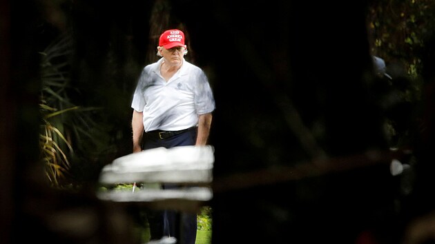 Poraen Trump. Ve chvli, kdy u bylo vtzstv Joea Bidena jasn, odjel Donald Trump do svho golfovho kubu na Florid, zavel se ped svtem a odmtal uznat porku. Mdia dychtila po jeho erstvch fotkch, dn vak nebyly k dispozici. Fotograf Marco Bello nicmn objevil dru v plotu kolem golfovho hit a strvil u n t dny, ne se mu podailo ulovit Trumpv snmek. Na t fotce se mi nejvce lb Trumpv neupraven vzhled. Vypad jako obyejn lovk nezaten vhou instituce, kterou reprezentuje," k Bello. (30. prosince 2020)