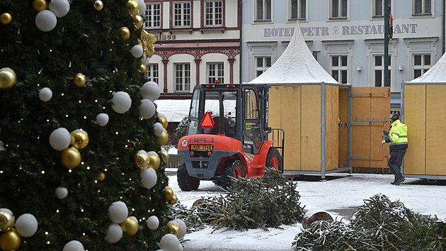 Správa lázeňskıch parků odvezla stánky ze zrušenıch vánočních trhů u Mlınské kolonády v Karlovıch Varech.