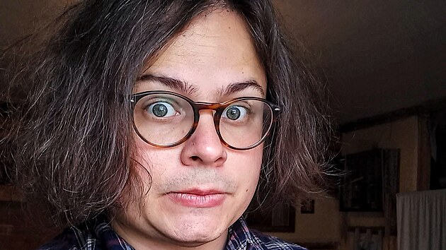 Básník Teodor Kravál se svou sbírkou básní Řez rybou