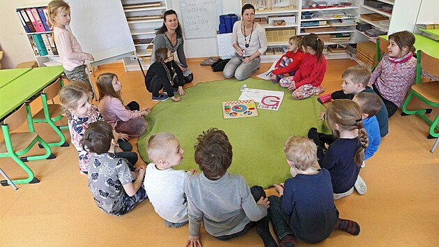 V jihlavsk soukrom Sciokole dvaj draz na individuln pstup a diskusi. Na snmku si prvci a prvodci povdaj v kruhu.