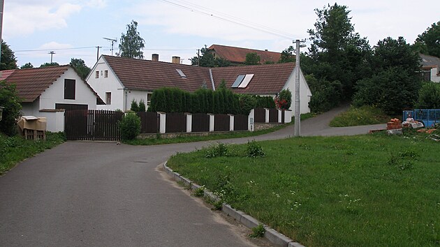 Dům, v němž František Koudelka a jeho vyvolená nakonec zakotvili, prošel od natáčení rekonstrukcí, ale jinak je prakticky stejnı.