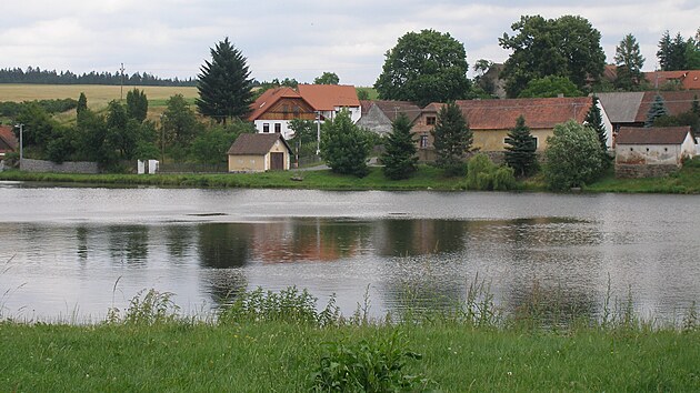 V tomto rybníku v Jickovicích se na konci filmu utopila tatrovka, kterou dostal Koudelka jako satisfakci za špatnı kondiciogram.