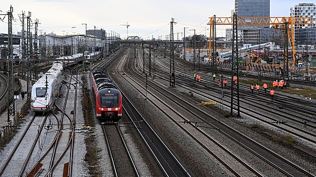 Na staveniti pobl vlakovho ndra v Mnichov vybuchla leteck puma, zastavila dopravu. (1. prosince 2021)