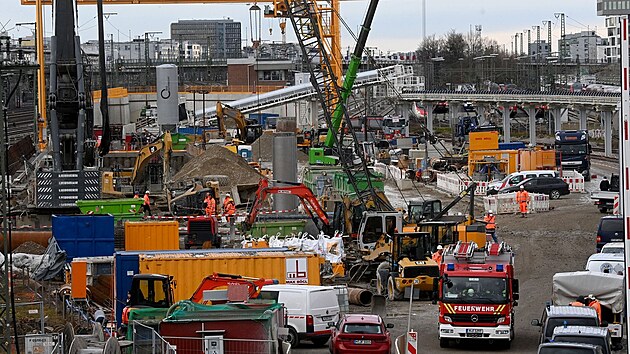 Na staveniti pobl vlakovho ndra v Mnichov vybuchla leteck puma, zastavila dopravu. (1. prosince 2021)