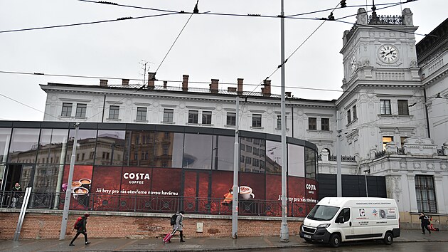 Uvnitř skleněné přístavby brněnské nádražní budovy bude sídlit kavárna. Po jejím otevření zmizí ze skla současné reklamy.