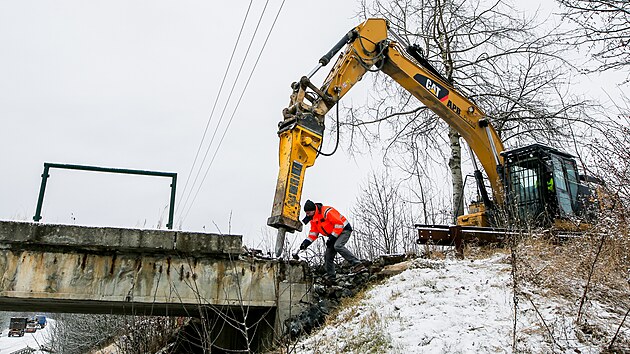 Zchátralı most u Chotíkova pracovníci o víkendu zbourali.